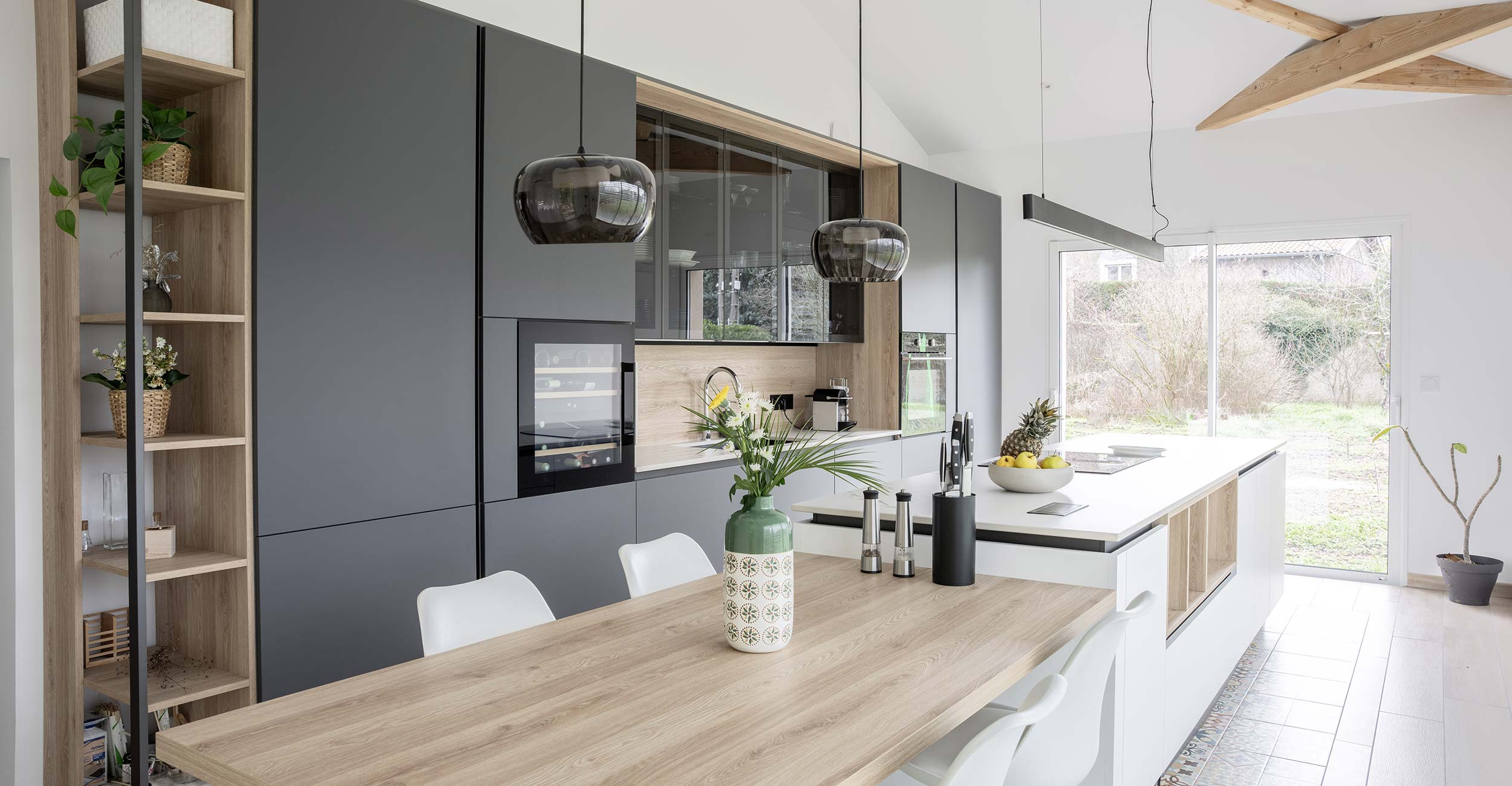 Création d’une cuisine sur mesure haut de gamme dans une extension à Sainte-Consorce par Cuisine And CO Villefranche-sur-Saône.