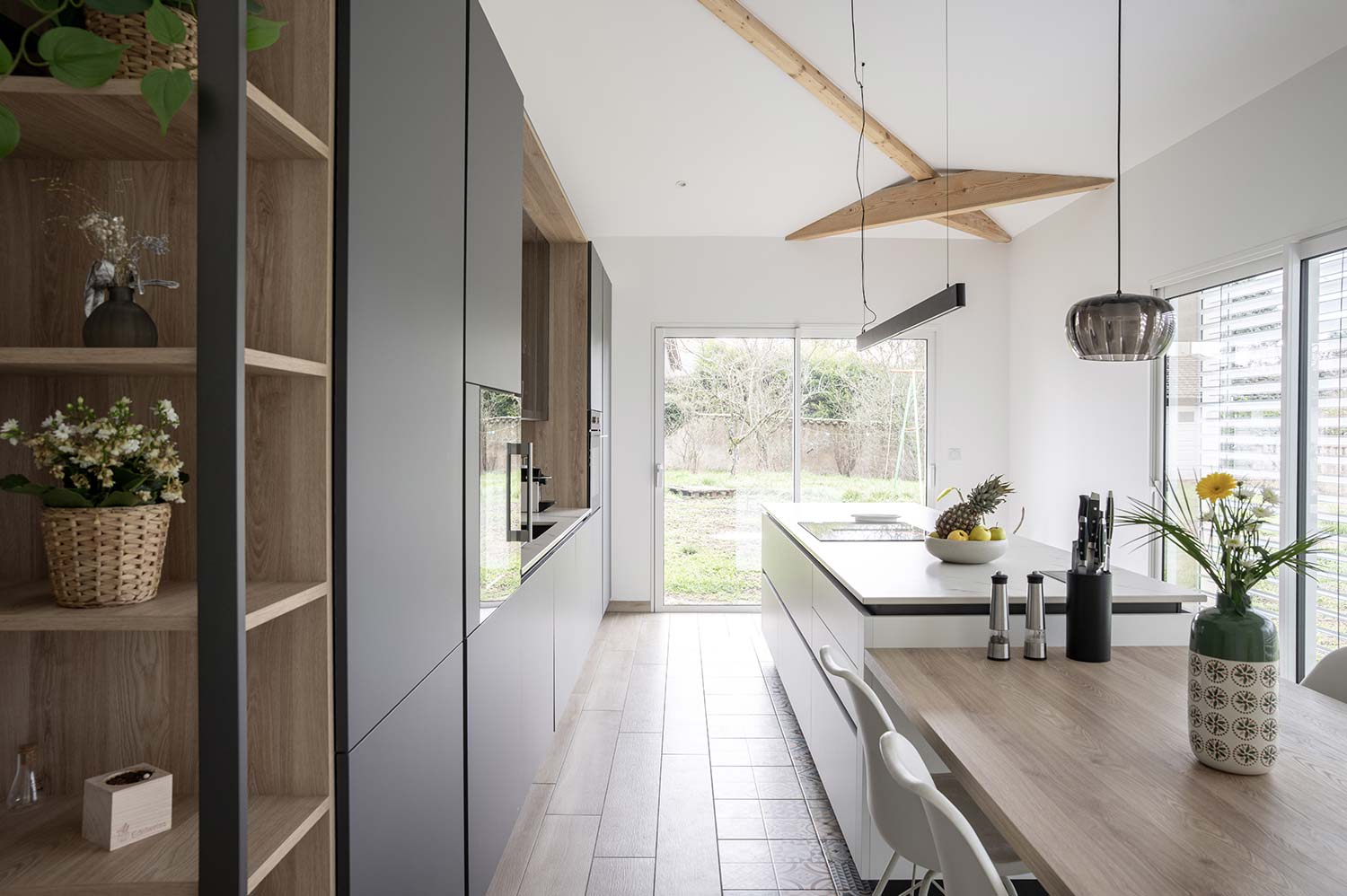 Création d’une cuisine sur mesure haut de gamme dans une extension à Sainte-Consorce par Cuisine And CO Villefranche-sur-Saône.
