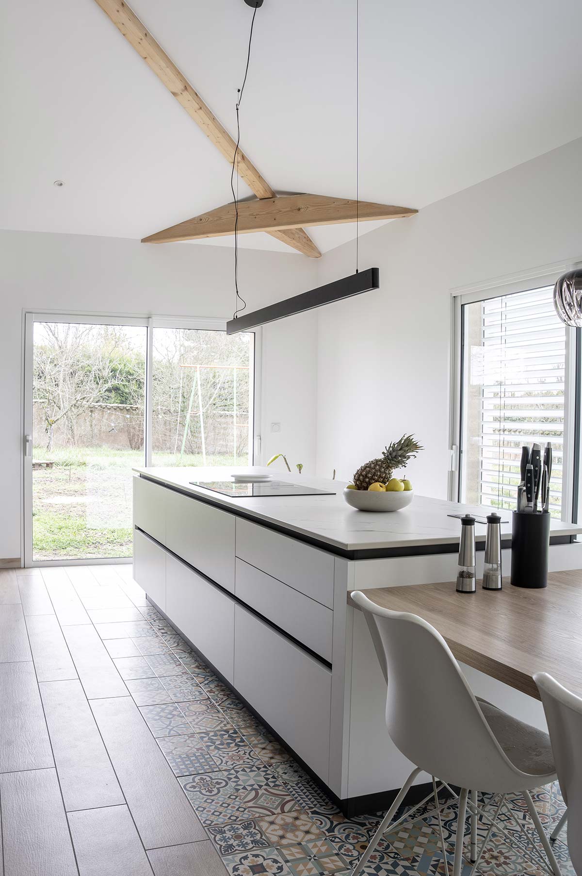 Création d’une cuisine sur mesure haut de gamme dans une extension à Sainte-Consorce par Cuisine And CO Villefranche-sur-Saône.