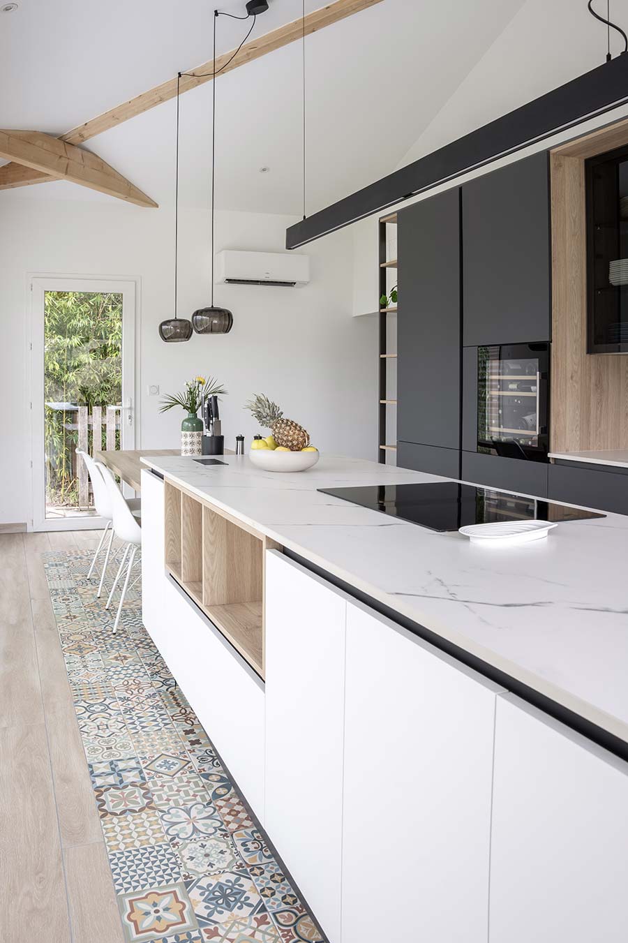 Création d’une cuisine sur mesure haut de gamme dans une extension à Sainte-Consorce par Cuisine And CO Villefranche-sur-Saône.