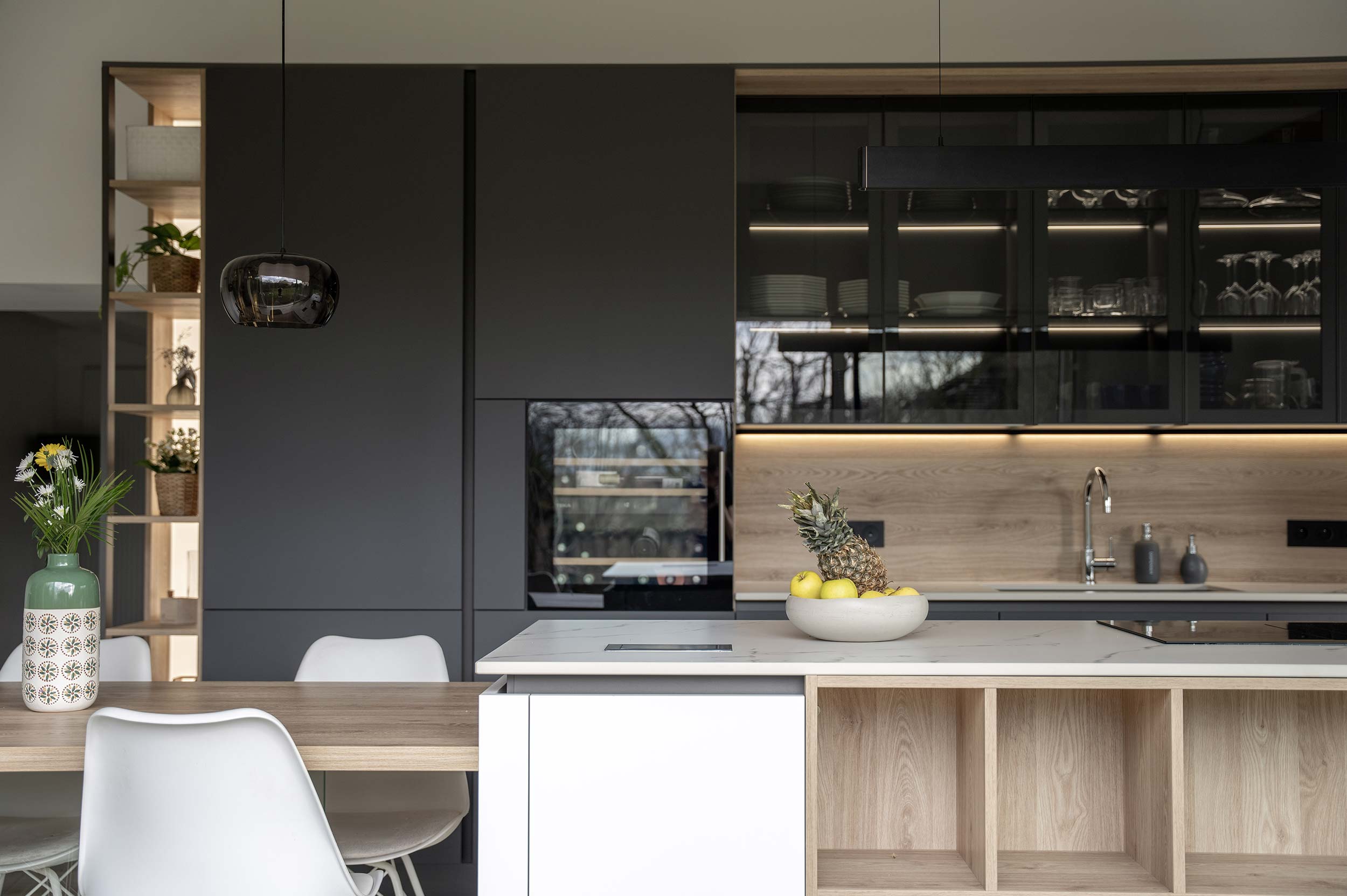 Création d’une cuisine sur mesure haut de gamme dans une extension à Sainte-Consorce par Cuisine And CO Villefranche-sur-Saône.