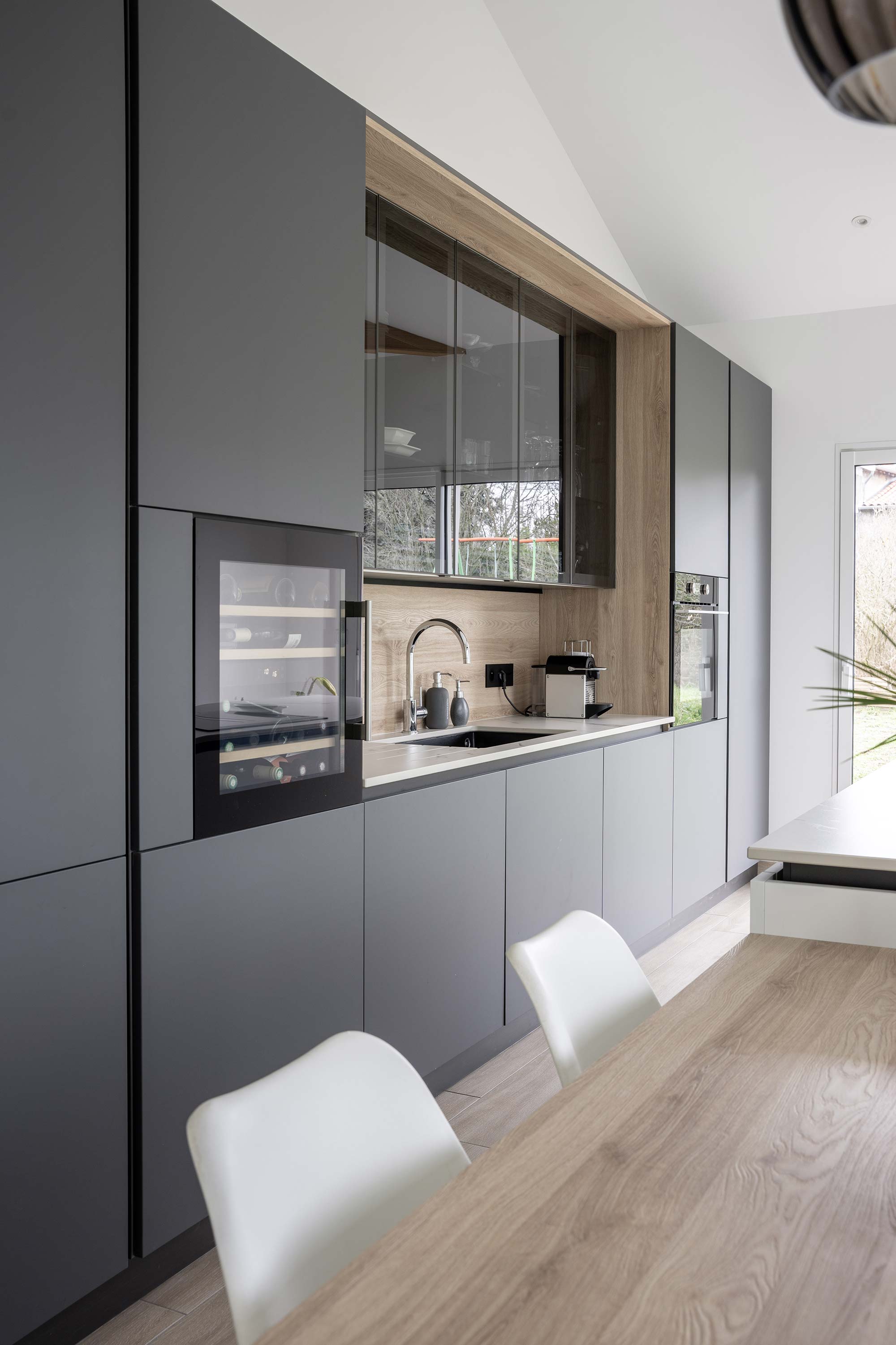 Création d’une cuisine sur mesure haut de gamme dans une extension à Sainte-Consorce par Cuisine And CO Villefranche-sur-Saône.