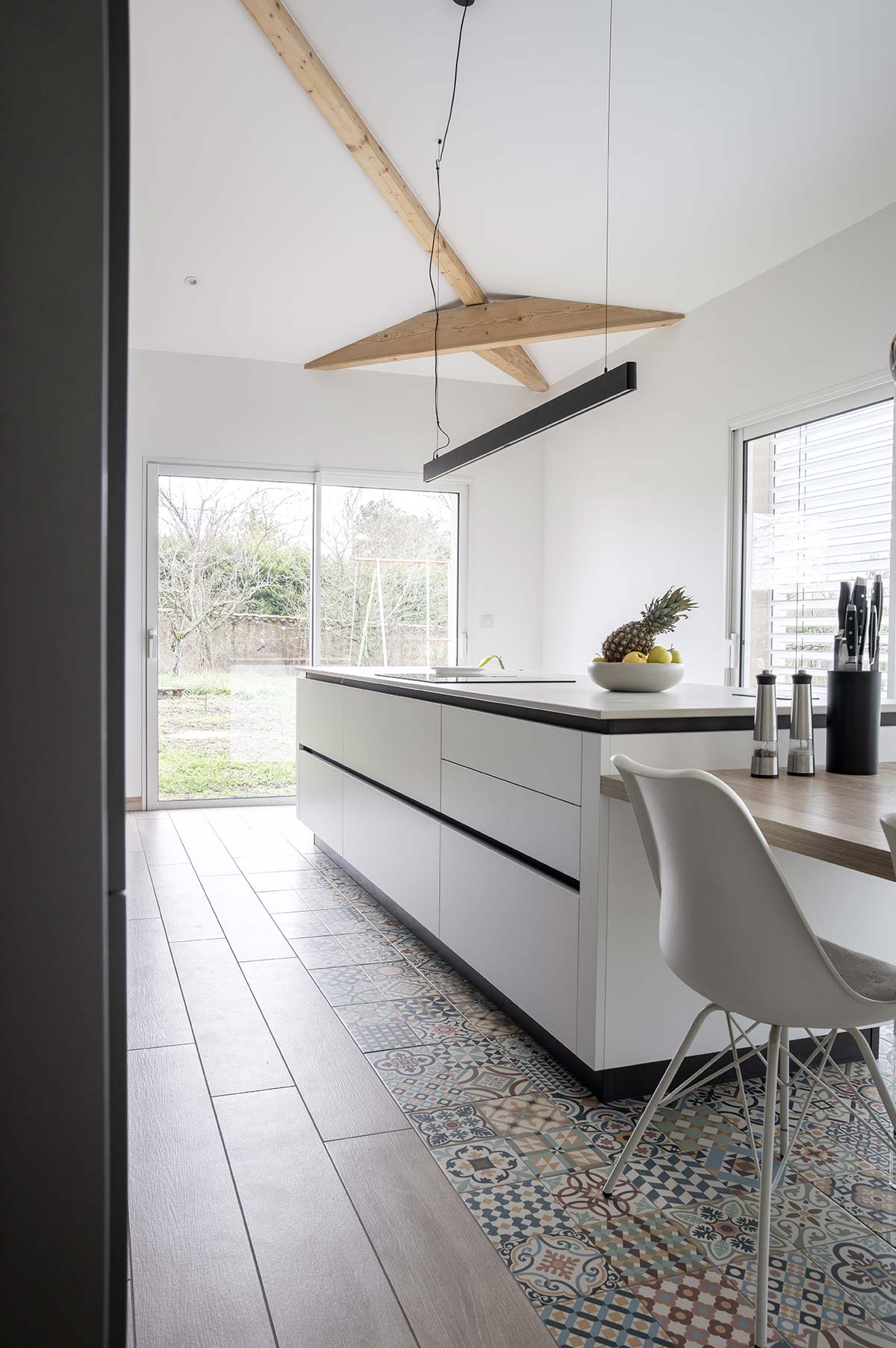 Création d’une cuisine sur mesure haut de gamme dans une extension à Sainte-Consorce par Cuisine And CO Villefranche-sur-Saône.