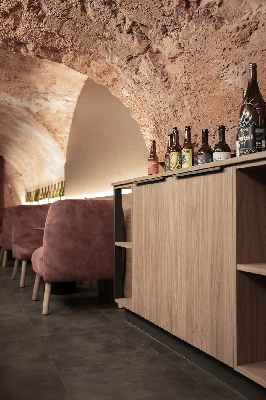 Rénovation et agencement intérieur d'un bar à vin à Lyon (Terreaux) par Cuisine And Co à Villefranche-sur-Saône / Beaujolais.