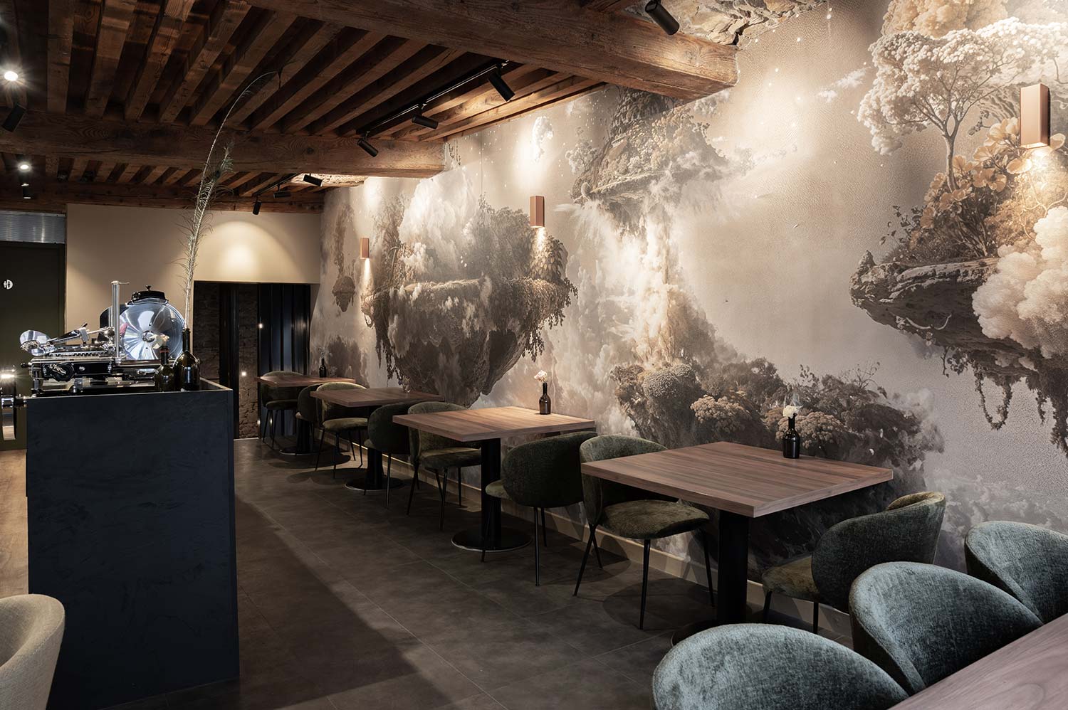 Rénovation et agencement intérieur d'un bar à vin à Lyon (Terreaux) par Cuisine And Co à Villefranche-sur-Saône / Beaujolais.