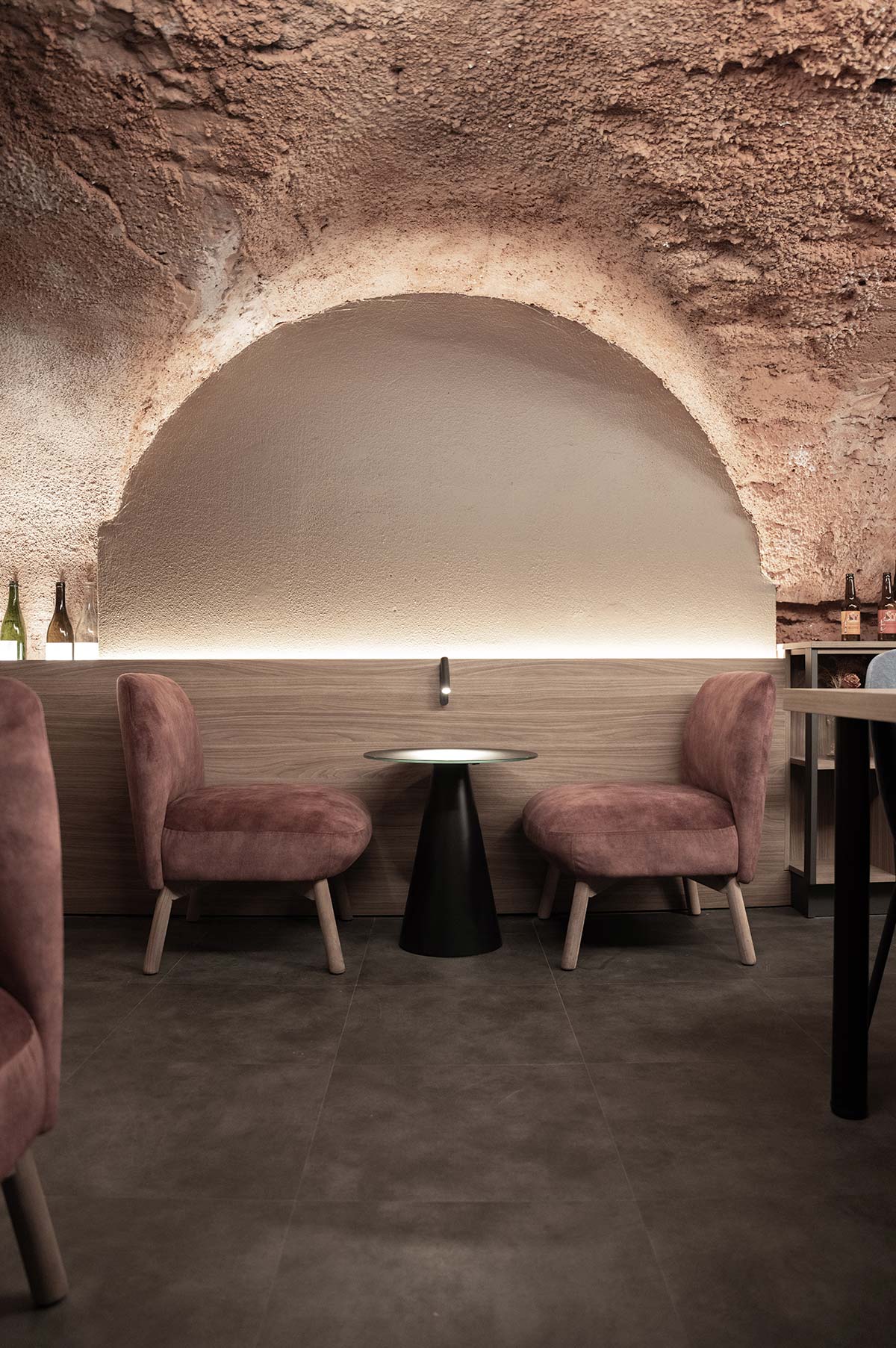 Rénovation et agencement intérieur d'un bar à vin à Lyon (Terreaux) par Cuisine And Co à Villefranche-sur-Saône / Beaujolais.