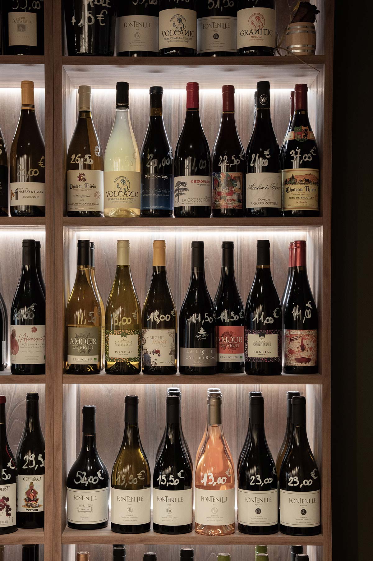 Rénovation et agencement intérieur d'un bar à vin à Lyon (Terreaux) par Cuisine And Co à Villefranche-sur-Saône / Beaujolais.