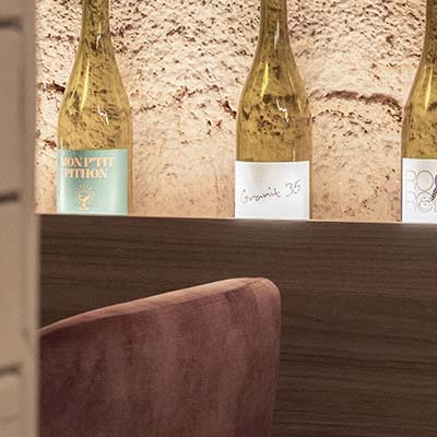Rénovation et agencement intérieur d'un bar à vin à Lyon (Terreaux) par Cuisine And Co à Villefranche-sur-Saône / Beaujolais.