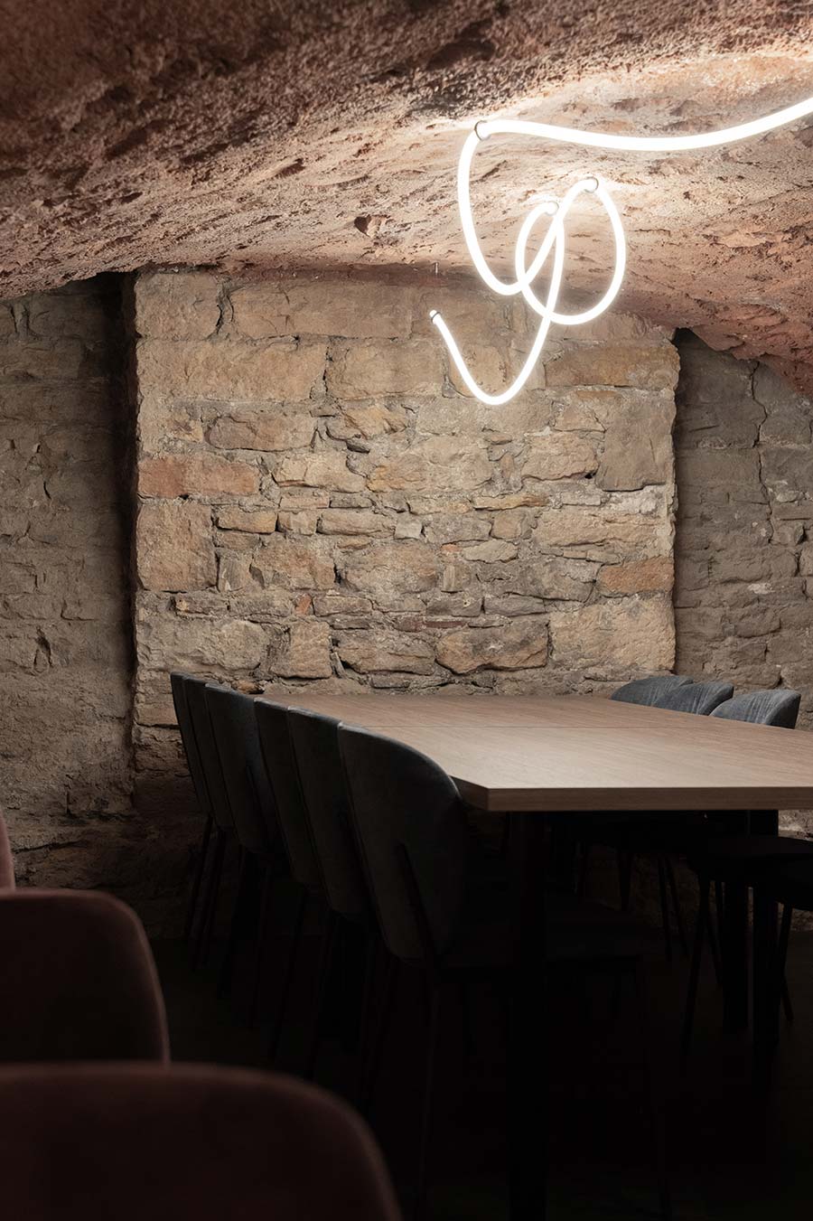 Rénovation et agencement intérieur d'un bar à vin à Lyon (Terreaux) par Cuisine And Co à Villefranche-sur-Saône / Beaujolais.