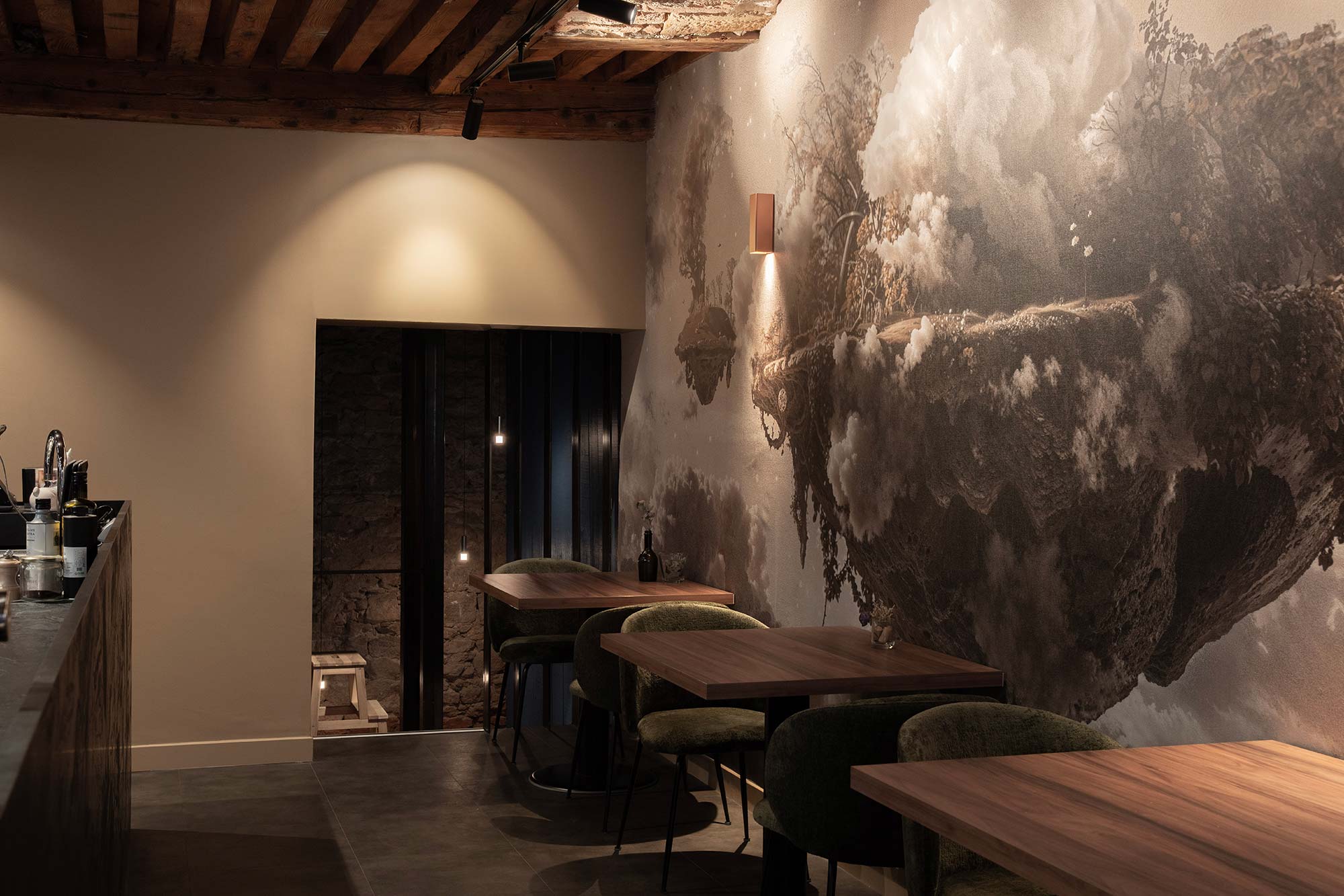 Rénovation et agencement intérieur d'un bar à vin à Lyon (Terreaux) par Cuisine And Co à Villefranche-sur-Saône / Beaujolais.