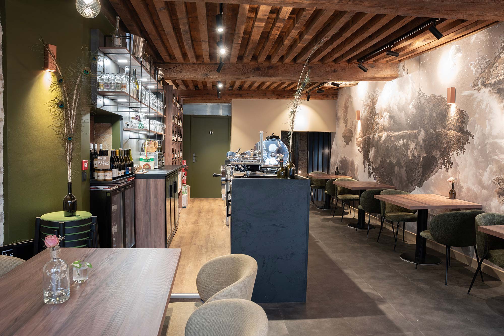 Rénovation et agencement intérieur d'un bar à vin à Lyon (Terreaux) par Cuisine And Co à Villefranche-sur-Saône / Beaujolais.