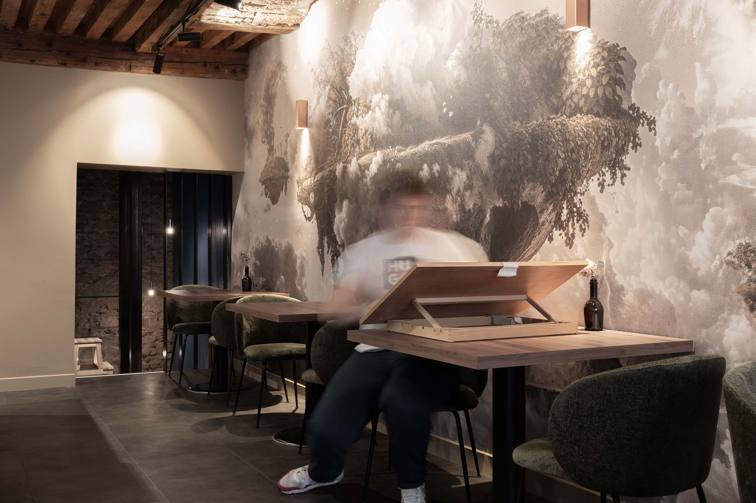 Rénovation et agencement intérieur d'un bar à vin à Lyon (Terreaux) par Cuisine And Co à Villefranche-sur-Saône / Beaujolais.