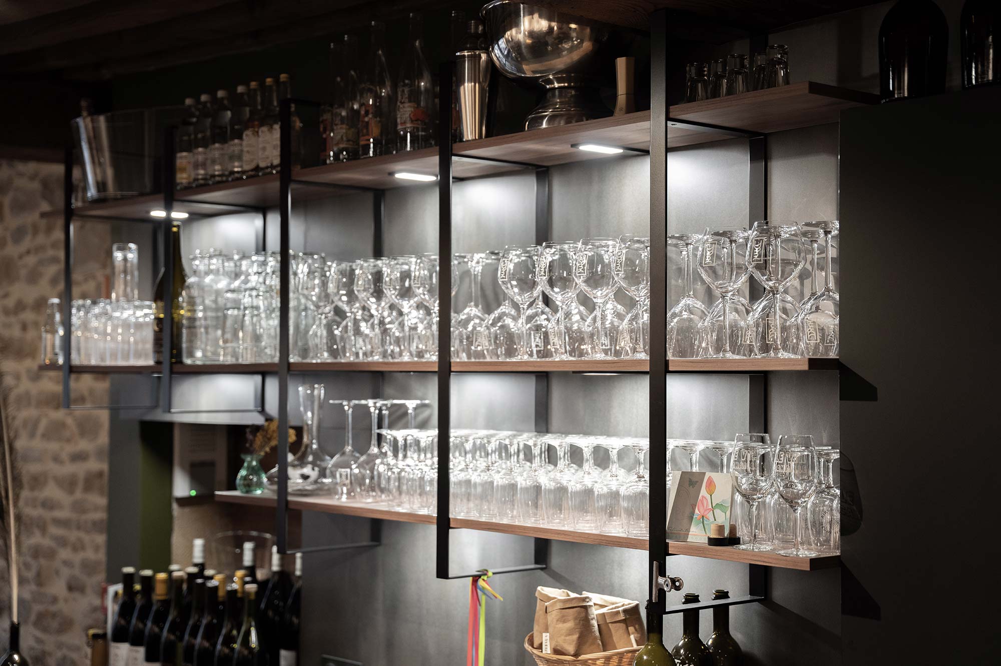 Rénovation et agencement intérieur d'un bar à vin à Lyon (Terreaux) par Cuisine And Co à Villefranche-sur-Saône / Beaujolais.