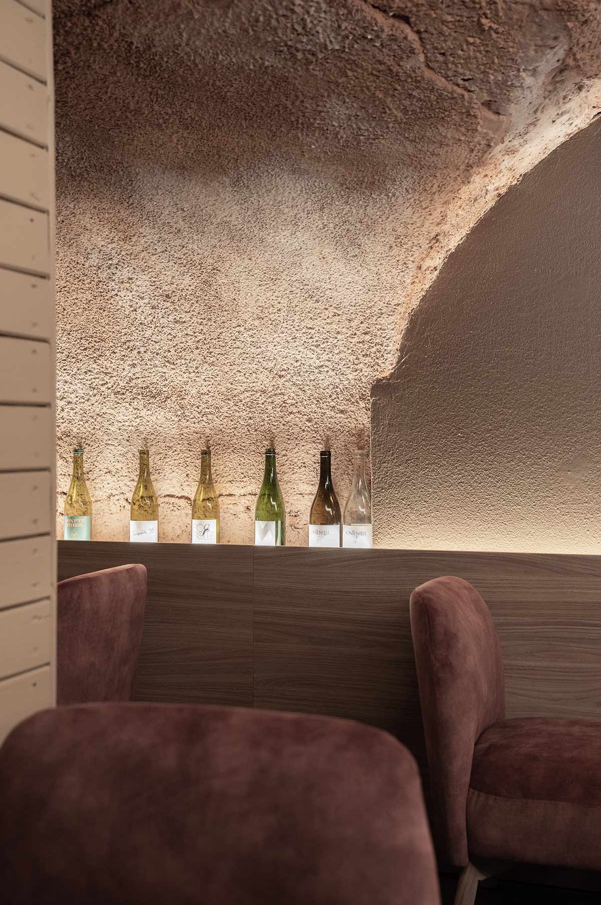 Rénovation et agencement intérieur d'un bar à vin à Lyon (Terreaux) par Cuisine And Co à Villefranche-sur-Saône / Beaujolais.