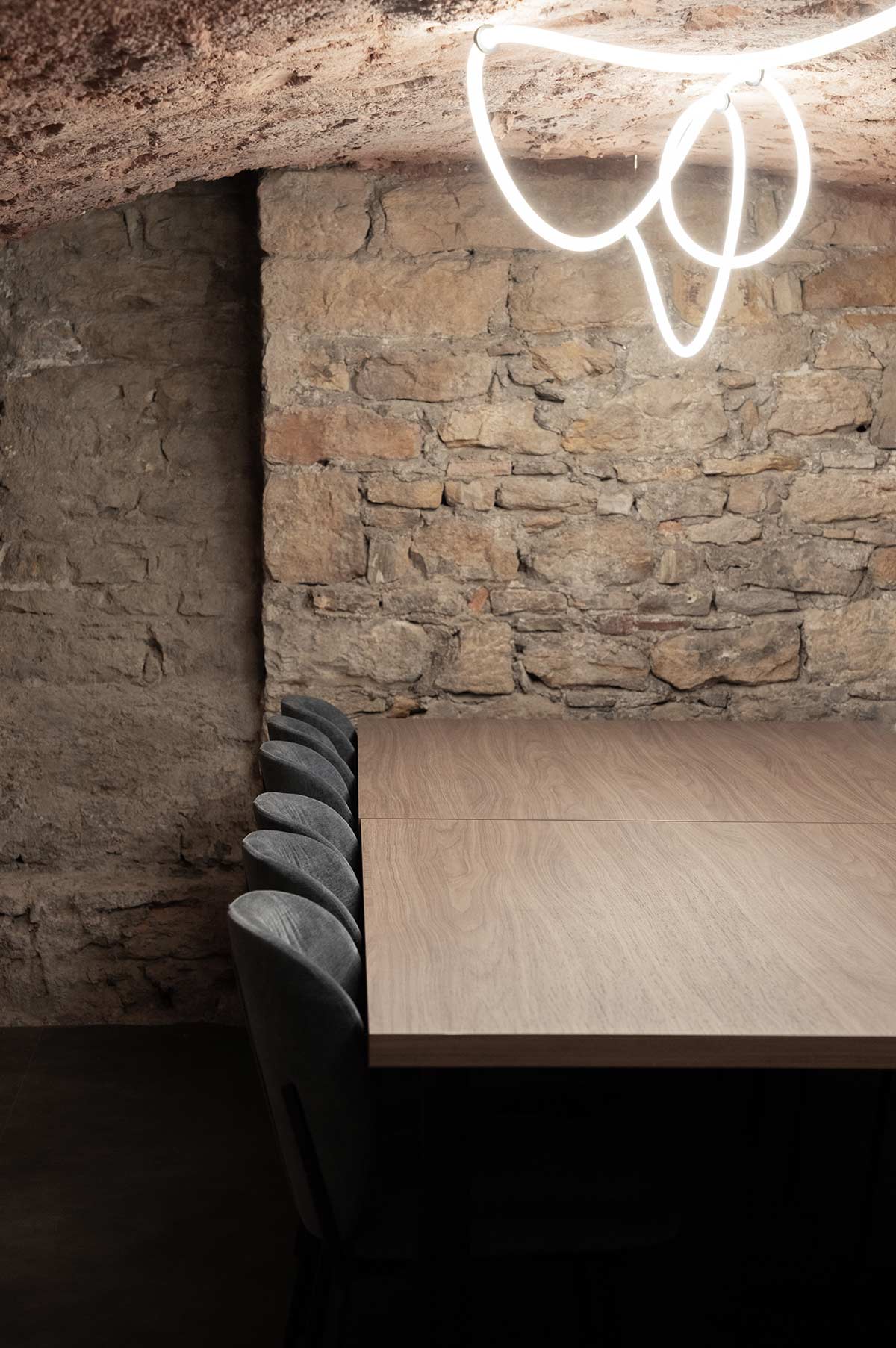 Rénovation et agencement intérieur d'un bar à vin à Lyon (Terreaux) par Cuisine And Co à Villefranche-sur-Saône / Beaujolais.