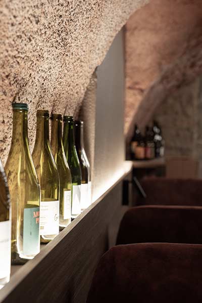 Rénovation et agencement intérieur d'un bar à vin à Lyon (Terreaux) par Cuisine And Co à Villefranche-sur-Saône / Beaujolais.