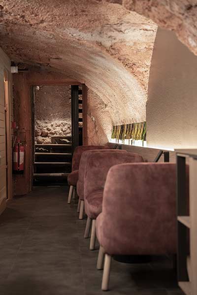 Rénovation et agencement intérieur d'un bar à vin à Lyon (Terreaux) par Cuisine And Co à Villefranche-sur-Saône / Beaujolais.